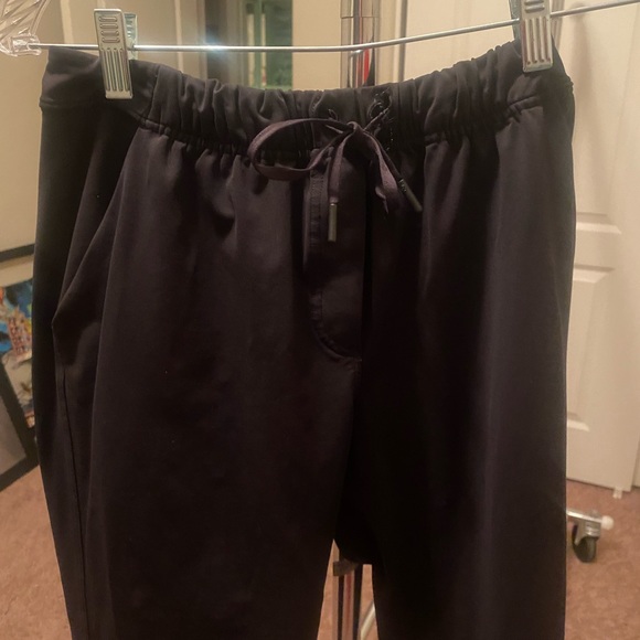 Lululemon joggers in very good pre owned condition - Picture 6 of 8